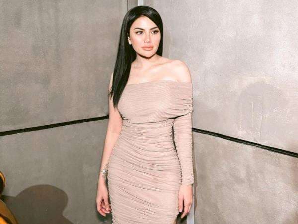 Enggan Keluar Saat Rumah Dikepung Polisi, Nikita Mirzani Asyik Yoga Regangkan Otot