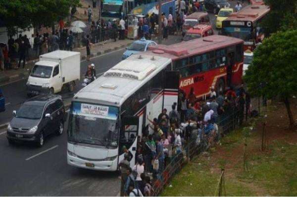 Terminal Bayangan Menjamur di Jakarta Barat, Jalanan Macet Berjam-jam