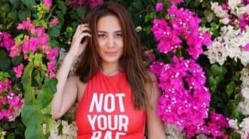 7 Gaya Foto di Pantai ala Chantal Della Cincetta yang Makin Seksi