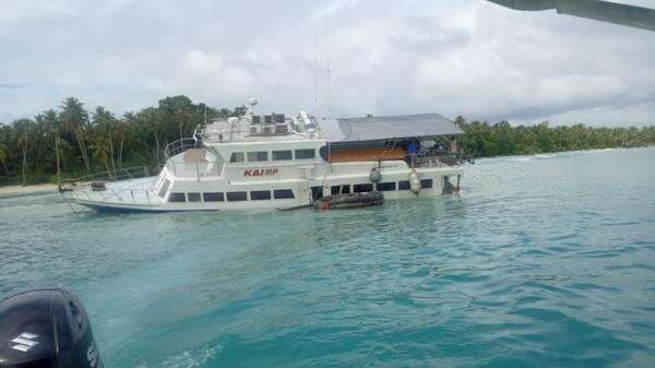 Nyangkut Karang, Kapal Angkut Turis Kandas di Pulau Rua Mata Mentawai