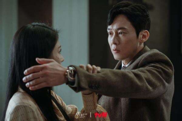 Drakor Eve Episode 6, Kang Yoon Kyum dan Lee Ra El Lakukan Pertemuan Rahasia