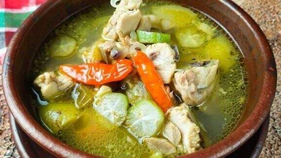 Resep Ayam Pindang Serani, Kuahnya Segar, Berempah, Rasanya Mantab!