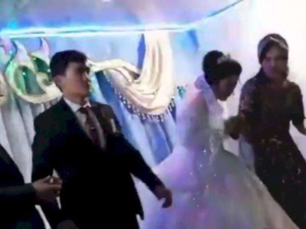 Pria Uzbekistan Pukul Pengantin Wanita di Atas Pelaminan, Kalah Permainan Buka Permen