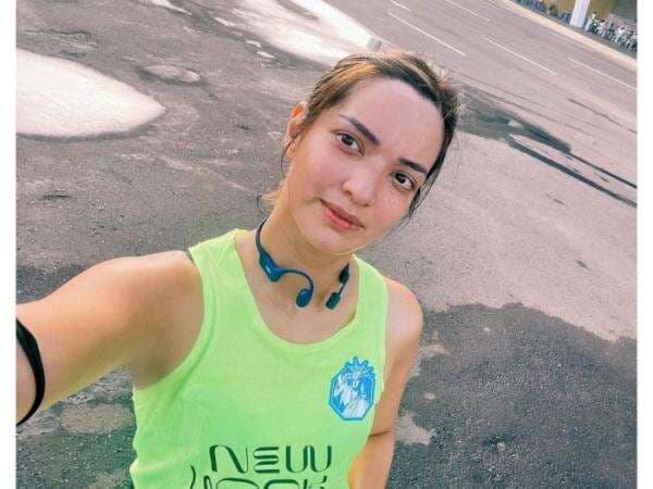 Nia Ramadhani Lari di GBK Pakai Hot Pants Pink, Netizen: Tambah Seger