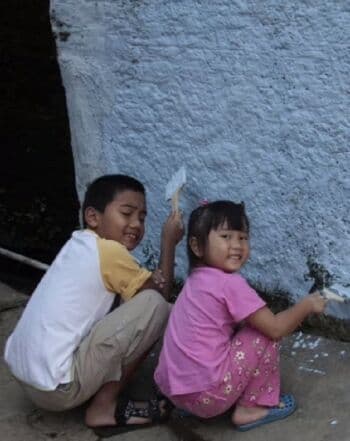 Kenang Masa Kecil Eril dan Zara, Ridwan Kamil Unggah Foto Keduanya Ikut Bedah Rumah