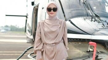 Gaya Mama Lita Tenteng Tas Mewah bak Lady Boss Turun dari Helikopter, Netizen: Sangat Berkelas