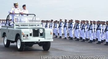 Dejavu! Saat KSAL Yudo Kendarai Land Rover Soekarno di HUT Penerbal