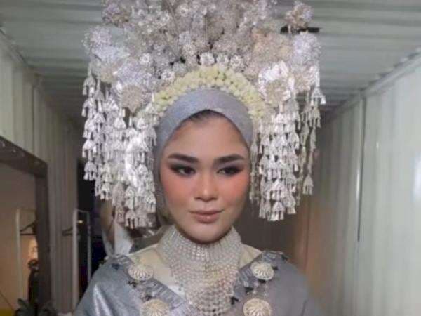 Diam-diam Nikah, Cantiknya Sivia Azizah Jadi Pengantin Minang Pakai Suntiang