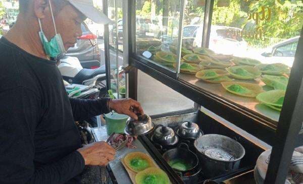 Kue Ape Makanan Kesukaan Ibu-ibu Denpasar Bali, Omzet Jutaan