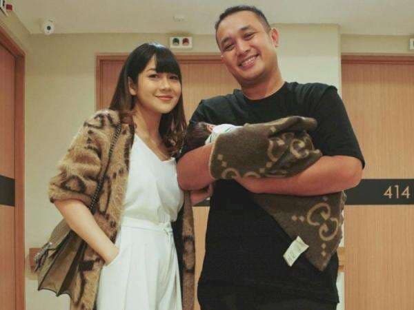 Gilang Dirga Akhirnya Perlihatkan Wajah Tampan Baby Gin, Bibirnya Bikin Salfok Gilang Dirga Akhirnya Perlihatkan Wajah Tampan Baby Gin, Bibirnya Bikin Salfok