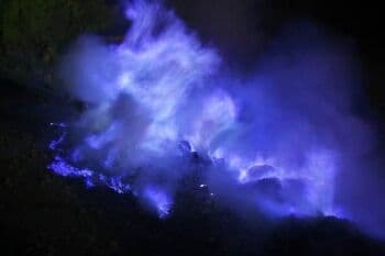 6 Fakta Unik <i>Blue Fire</i> Kawah Gunung Ijen, Hanya Ada 2 di Dunia