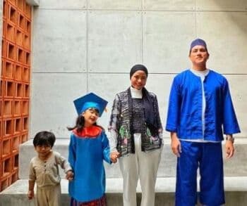 7 Potret Gaya Artis Temani Anak Wisuda, Ada yang Pakai Baju Adat Betawi!