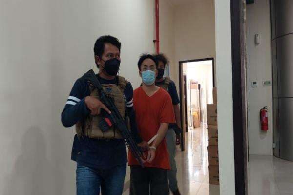 Tampang Pelaku Penusukan WNA China di Cengkareng ketika Diborgol Tampang Pelaku Penusukan WNA China di Cengkareng ketika Diborgol