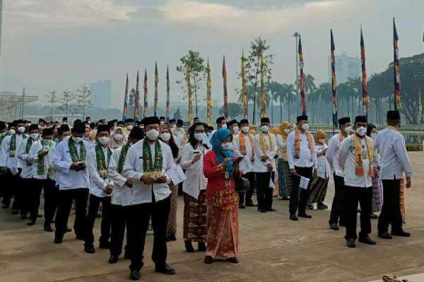 Puluhan Abang None Kumpul di Monas Hari Ini, Bergaya dengan Busana Khas Betawi