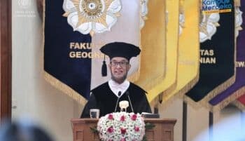 UGM Kukuhkan Profesor Eko Haryono Menjadi Guru Besar untuk Fakultas Geografi