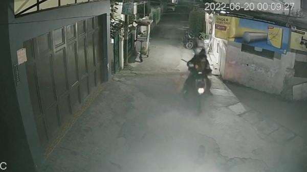 Viral Detik-Detik 3 Perampok Bersenjata Golok Satroni Toko Kelontong di Jatayu Bandung