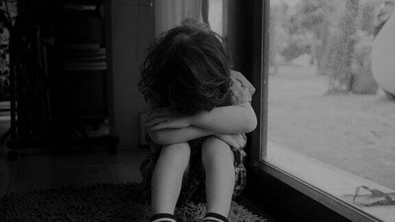 Dampak Anak Perempuan Kurang Kasih Sayang Ibu, Simak Baik-baik Moms!