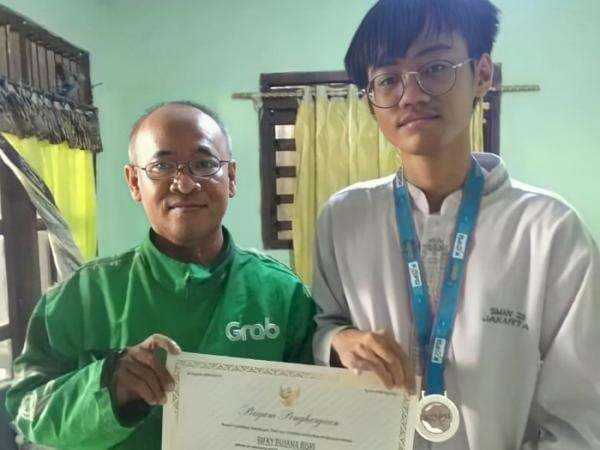 Luar Biasa! Rifky Bujana, Anak Driver Ojol Raih Beasiswa Kuliah di Kampus Terbaik Kanada