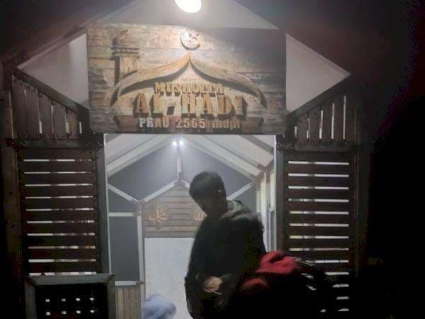 Begini Penampakan Musala Tertinggi di Indonesia, Berada di Atas Gunung Prau!