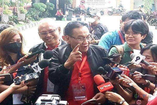 Bambang Pacul Ungkap Arti Salam Komando dengan Ganjar Pranowo Bambang Pacul Ungkap Arti Salam Komando dengan Ganjar Pranowo