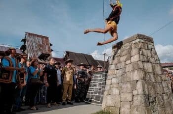 Terpukau Tradisi Lompat Batu, Sandiaga Uno Kagumi Adat & Budaya Desa Wisata Hilisimaetano Nias Selatan
