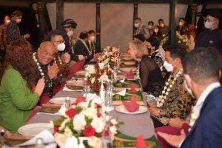 Intip Kisaran Gaji Waitress Restoran Cepat Saji di Indonesia, Apakah Besar? Intip Kisaran Gaji Waitress Restoran Cepat Saji di Indonesia, Apakah Besar?