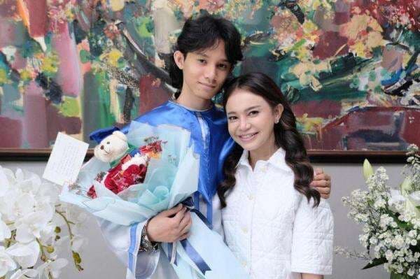 Rizky Langit Ramadhan Rayakan Wisuda, Rossa: Happy Graduation Kakak