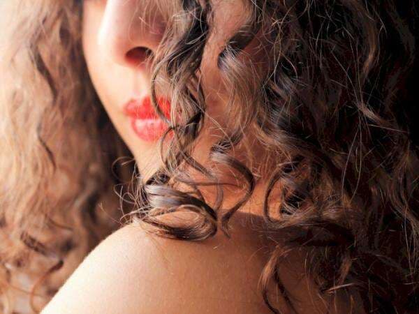 Punya Rambut Ikal? Ini 6 Tips Merawatnya Agar Tak Cepat Kusut!