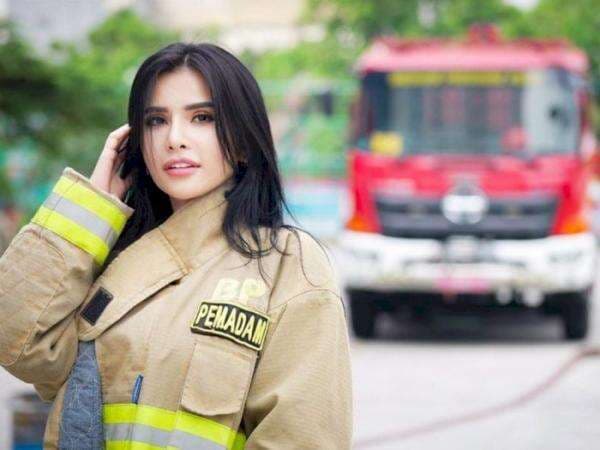 Gaya Gemas Maria Vania Pakai Seragam Pemadam, Bikin Banyak Netizen Salfok