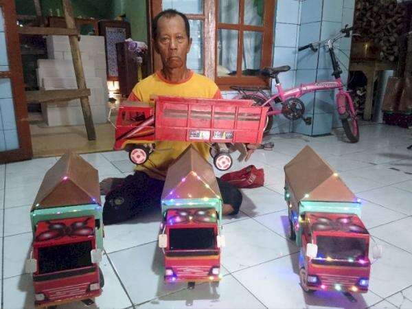 Mengaku Iseng, Kakek Madiun Cuan Jutaan Gegara Bikin Mainan dari Limbah