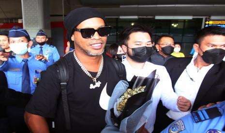 In Picture: Legenda Sepak Bola Brasil Ronaldinho Tiba di Indonesia