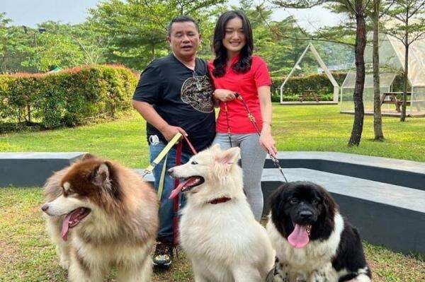 Hotman Paris Jalan Sore dengan Aspri 53, Netizen Tanya soal Holywings