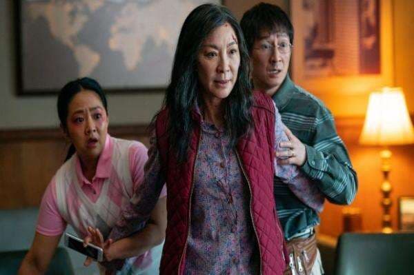 Everything Everywhere All at Once, Komedi Multiverse yang Dibintangi Michelle Yeoh
