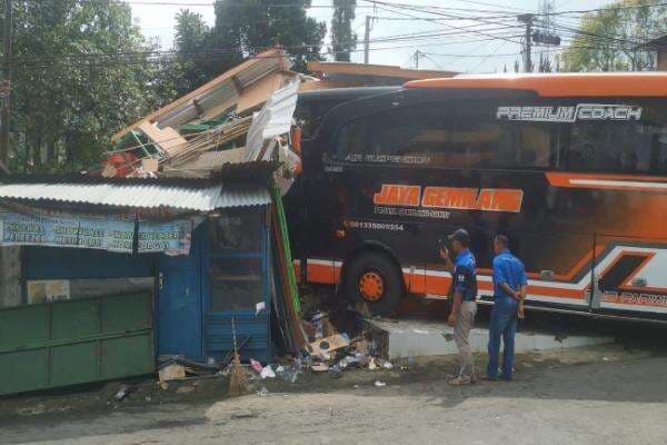 Bus Jaya Gemilang Tabrak Warung dan Bangunan hingga Hancur