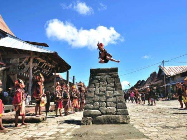 Fakta Lompat Batu Nias, Benarkah Jadi Tradisi untuk Pembukti Kejantanan?