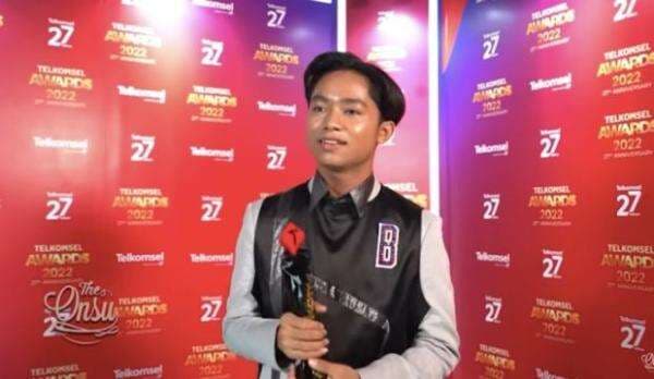 Tangis Bahagia Betrand Peto Pecah saat Tunjukan Piala Awards ke Ruben Onsu