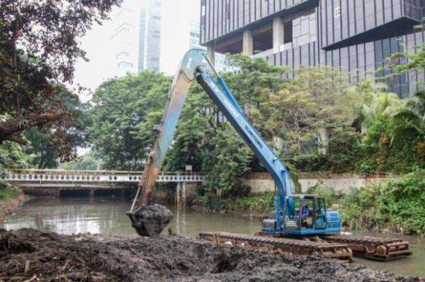 Cegah Banjir, Pemkot Depok Keruk Kali Krukut Pancoran Mas