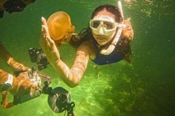 7 Artis Wanita Indonesia Hobi <i>Diving</i>, Jajal Gua Laut hingga Menari Bersama Kawanan Hiu
