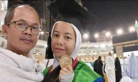 Masih Dalam Suasana Berduka, Mahasiswi UPI Kenakan Baju Wisuda di Masjidil Haram
