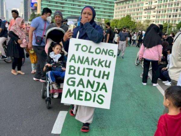 Potret Memilukan Ibu Minta Ganja Medis Legal di CFD, Ternyata untuk Obat Anak Lumpuh Otak