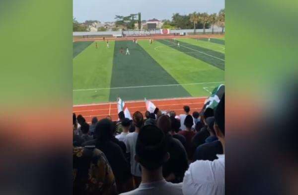 Viral Video Suporter Lantunkan Sholawat Saat Laga Sepak Bola