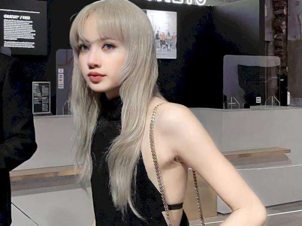 Lisa 'BLACKPINK' di Bayar 10 M WonDemi Buka Poni di CELINE PFW, Tampilannya Bikin Pangling
