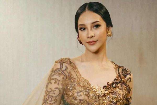 Rekomendasi Fashion Cewek Kue ala Anya Geraldine, Simple dan Colorfull