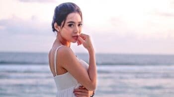 4 Potret Memesona Wika Salim Pakai Dress Putih di Pantai, Netizen: Ini Bidadari atau Permaisuri?