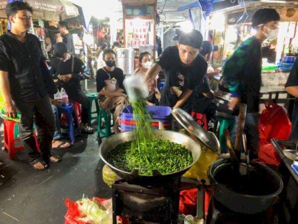 Gokil! Ada di Samping Mall GI, Ayam Sambel Ijo Viral Ini Sehari Habiskan 50 Kg Cabai
