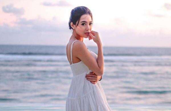 Wika Salim Pakai Dress Putih di Pantai, Netizen: Bidadari Turun di Ancol