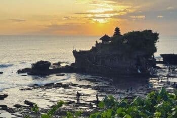 Menanti Sunset Dramatis nan Sakral di Pesisir Tanah Lot