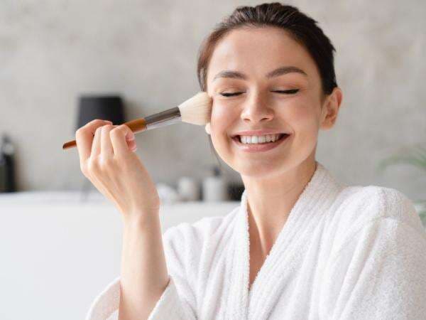 7 Tips Makeup Bridesmaid Sendiri untuk Tampil Maksimal di Hari Pernikahan Sahabat