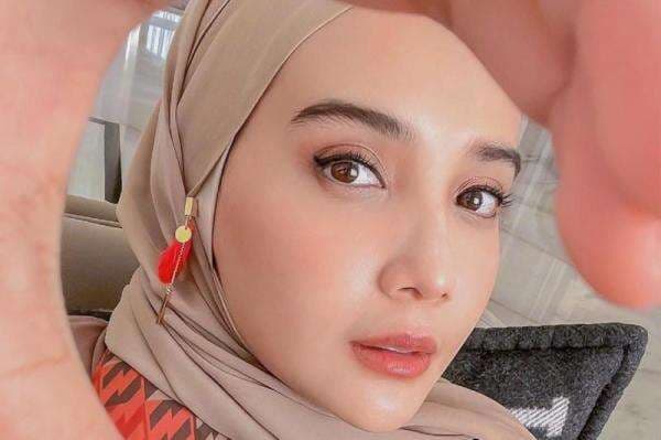 Zaskia Sungkar Tampil Manis dengan Makeup Natural Peach, Netizen: Looking so Fresh!