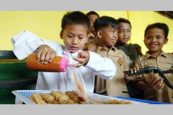 Kisah Perjuangan Siswa SD yang Sekolah sambil Berjualan, Nomor 1 Menguras Air Mata